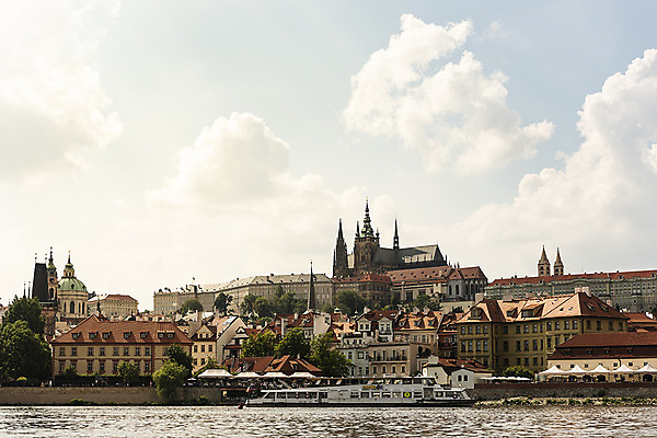 포토 JPG 주간 구름 해외풍경 유럽풍경 해외건축 하늘 유럽건축 주택 풍경 사람없음 야외 강 도시풍경 성 유람선 체코 프라하 국내포토 자연요소 해외 건축물 건축 유럽 배_교통 서양건축 건물 도시 파일형식