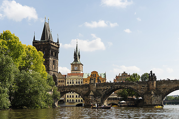 포토 JPG 주간 나무 구름 해외풍경 유럽풍경 해외건축 하늘 유럽건축 사람 풍경 여러명 야외 강 도시풍경 여행객 성 나룻배 시계탑 카약 체코 프라하 카를교 가교 국내포토 자연요소 식물 해외 건축물 건축 유럽 다수 배_교통 서양건축 탑 다리_건축물 수상스포츠 도시 파일형식