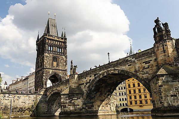 포토 JPG 구름 해외풍경 유럽풍경 하늘 유럽건축 사람 풍경 여러명 상반신 강 도시풍경 조각상 여행객 성 체코 프라하 카를교 가교 국내포토 자연요소 해외 건축물 유럽 다수 서양건축 조형물 다리_건축물 도시 파일형식