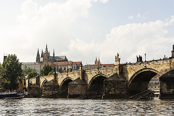 포토 JPG 주간 나무 구름 해외풍경 유럽풍경 하늘 풍경 사람없음 야외 강 도시풍경 성 유람선 체코 프라하 카를교 가교 국내포토 자연요소 식물 해외 건축물 유럽 배_교통 다리_건축물 도시 파일형식