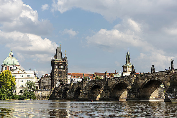 포토 JPG 주간 구름 해외풍경 유럽풍경 해외건축 하늘 유럽건축 풍경 사람없음 야외 강 도시풍경 성 체코 프라하 카를교 가교 국내포토 자연요소 해외 건축물 건축 유럽 서양건축 다리_건축물 도시 파일형식