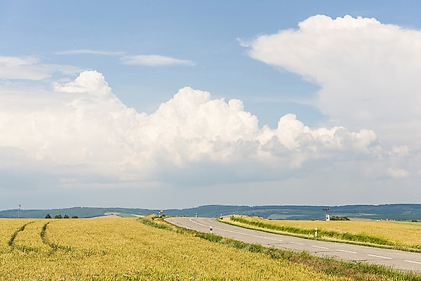 포토 JPG 주간 구름 해외풍경 해외 유럽 도로 여행 자연 하늘 풍경 초원 사람없음 야외 맑음 체코 모라비아 국내포토 자연요소 나라 길 교통시설 날씨 생태계 파일형식