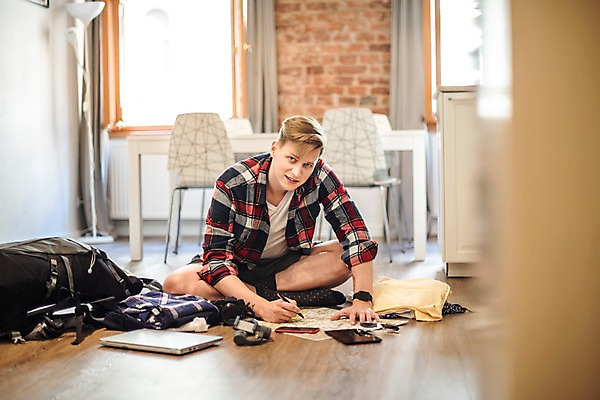 포토 JPG 주간 전신 서양인 응시 옷 남자 여행 지도 의자 배낭 창문 탁자 숙소 전등 실내 한명 미소 사람 앉기 20대 성인 앞모습 노트북 펜 짐 잡기 커튼 오픈 마루 계획 배낭여행 프라하 여행준비 성인남자한명만 국내포토 자연요소 외국인 1 시선 뷰포인트 가구 컨셉 가방 모션 조명 바닥 표정 청년 내부 전자제품 필기구 준비 체코 남자한명만 성인남자만 파일형식