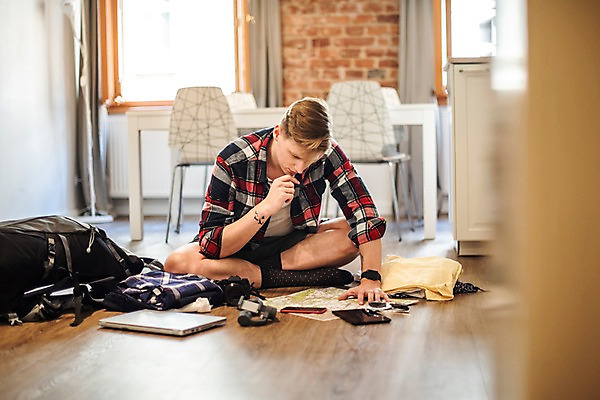 포토 JPG 주간 전신 서양인 응시 옷 남자 여행 지도 의자 배낭 창문 탁자 숙소 실내 한명 사람 앉기 20대 성인 앞모습 노트북 태블릿 선글라스 짐 커튼 오픈 마루 계획 배낭여행 프라하 셀카봉 여행준비 성인남자한명만 국내포토 자연요소 외국인 1 시선 안경 뷰포인트 가구 컨셉 가방 모션 바닥 청년 내부 전자제품 스마트기기 준비 체코 남자한명만 성인남자만 파일형식