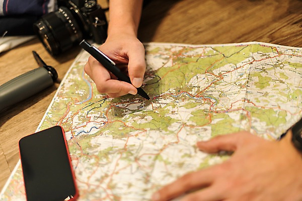 포토 JPG 주간 서양인 남자 여행 지도 숙소 실내 한명 사람 근접촬영 20대 성인 아웃포커스 신체부위 스마트폰 펜 카메라 양손 잡기 마루 계획 배낭여행 프라하 셀카봉 여행준비 성인남자한명만 국내포토 자연요소 외국인 1 손 뷰포인트 컨셉 모션 바닥 촬영기법 청년 내부 전자제품 핸드폰 스마트기기 필기구 준비 체코 남자한명만 성인남자만 파일형식