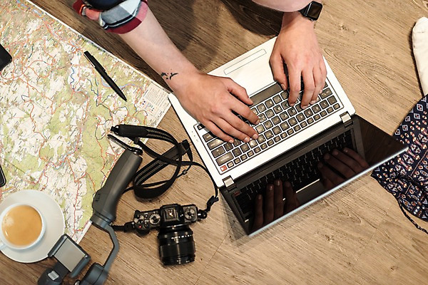 포토 JPG 서양인 남자 여행 지도 숙소 잔 실내 한명 사람 근접촬영 20대 성인 신체부위 노트북 하이앵글 펜 카메라 주스 양손 타이핑 마루 계획 배낭여행 프라하 셀카봉 여행준비 성인남자한명만 국내포토 외국인 1 식기 손 음료 뷰포인트 컨셉 바닥 청년 내부 전자제품 필기구 준비 체코 남자한명만 성인남자만 파일형식