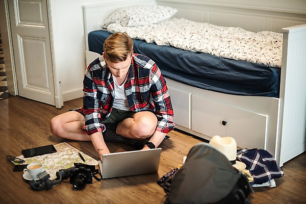 포토 JPG 전신 서양인 응시 옷 남자 여행 지도 배낭 숙소 잔 실내 한명 사람 앉기 20대 성인 앞모습 노트북 스마트폰 소파 문 카메라 주스 계획 배낭여행 프라하 여행준비 챙모자 성인남자한명만 국내포토 외국인 모자_잡화 1 식기 시선 음료 뷰포인트 컨셉 의자 가방 모션 청년 내부 전자제품 핸드폰 스마트기기 준비 체코 남자한명만 성인남자만 파일형식