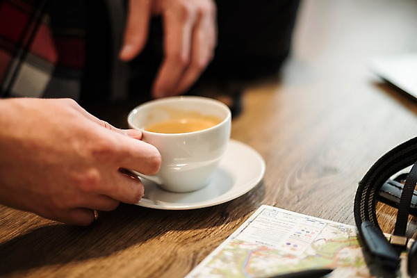 포토 JPG 서양인 손 남자 여행 지도 배낭 숙소 잔 실내 한명 사람 근접촬영 20대 성인 아웃포커스 신체부위 주스 잡기 마루 배낭여행 프라하 여행준비 성인남자한명만 국내포토 외국인 1 식기 음료 뷰포인트 가방 모션 바닥 촬영기법 청년 내부 준비 체코 남자한명만 성인남자만 파일형식