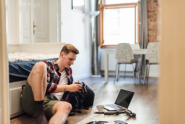 포토 JPG 서양인 응시 남자 여행 액자 지도 의자 배낭 창문 탁자 숙소 전등 실내 한명 미소 사람 앉기 상반신 20대 성인 앞모습 노트북 스마트폰 소파 펜 카메라 기댐 마루 계획 커피잔 배낭여행 프라하 셀카봉 여행준비 성인남자한명만 국내포토 외국인 1 시선 커피 뷰포인트 가구 컨셉 가방 모션 조명 잔 바닥 표정 청년 내부 전자제품 핸드폰 스마트기기 필기구 준비 체코 남자한명만 성인남자만 파일형식