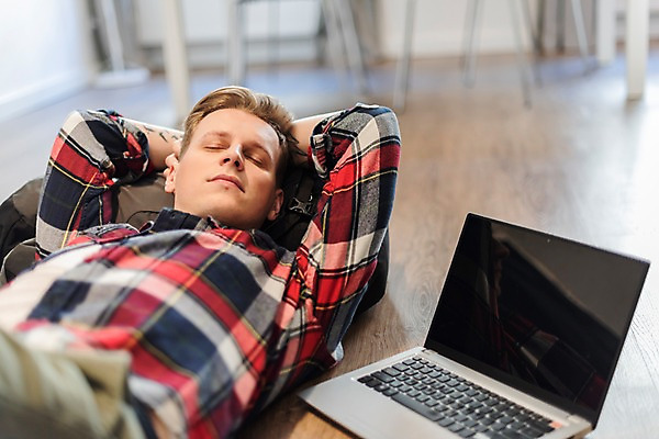 포토 JPG 서양인 남자 여행 의자 배낭 탁자 숙소 휴식 실내 한명 사람 상반신 20대 성인 앞모습 노트북 눕기 눈감음 잠 마루 배낭여행 프라하 여행준비 성인남자한명만 국내포토 외국인 1 뷰포인트 가구 컨셉 가방 모션 바닥 청년 내부 전자제품 준비 체코 남자한명만 성인남자만 파일형식