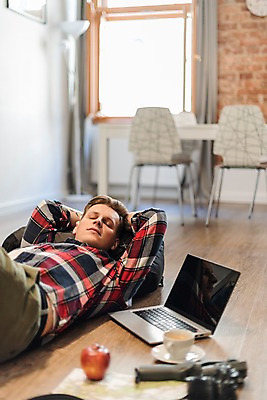 포토 JPG 서양인 남자 여행 지도 의자 배낭 창문 탁자 숙소 휴식 전등 바닥 실내 한명 사람 상반신 20대 성인 앞모습 노트북 눕기 카메라 눈감음 잠 커튼 사과 커피잔 벽시계 배낭여행 프라하 여행준비 성인남자한명만 국내포토 외국인 1 커피 뷰포인트 시계 가구 컨셉 가방 과일 모션 조명 잔 청년 내부 전자제품 준비 체코 남자한명만 성인남자만 파일형식