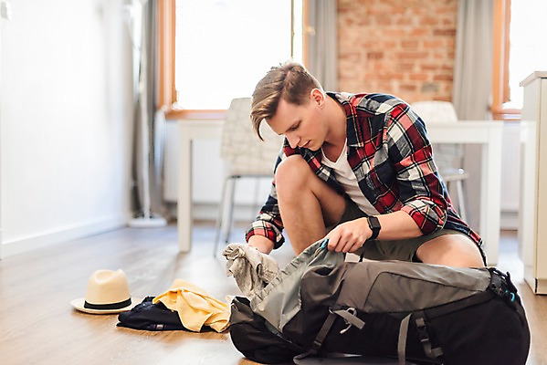 포토 JPG 서양인 응시 옷 남자 여행 의자 배낭 창문 탁자 숙소 실내 한명 사람 앉기 상반신 20대 성인 앞모습 수건 커튼 계획 창가 배낭여행 프라하 짐싸기 여행준비 챙모자 성인남자한명만 국내포토 외국인 모자_잡화 1 시선 뷰포인트 가구 컨셉 가방 모션 청년 내부 위생용품 준비 체코 남자한명만 성인남자만 파일형식