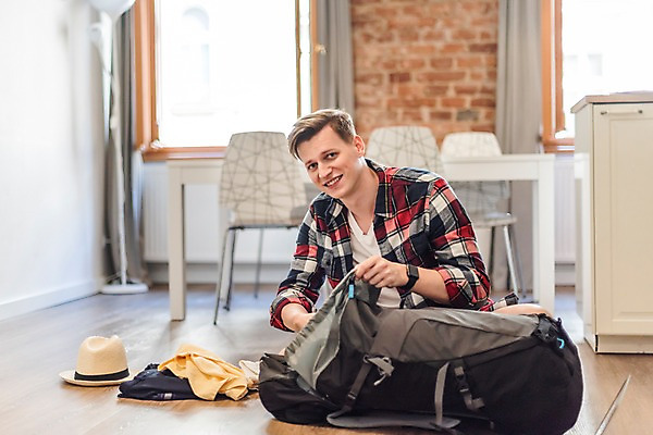 포토 JPG 주간 서양인 응시 옷 남자 여행 의자 배낭 창문 탁자 숙소 실내 한명 미소 사람 앉기 상반신 20대 성인 앞모습 수건 커튼 오픈 계획 배낭여행 프라하 짐싸기 여행준비 챙모자 성인남자한명만 국내포토 자연요소 외국인 모자_잡화 1 시선 뷰포인트 가구 컨셉 가방 모션 표정 청년 내부 위생용품 준비 체코 남자한명만 성인남자만 파일형식