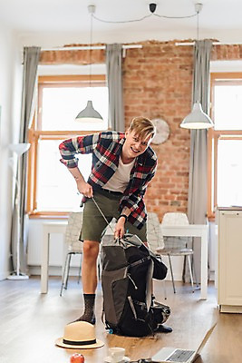 포토 JPG 주간 전신 서양인 응시 남자 여행 의자 배낭 창문 탁자 숙소 전등 실내 한명 서기 미소 사람 20대 성인 앞모습 노트북 사과 커피잔 배낭여행 프라하 짐싸기 여행준비 챙모자 성인남자한명만 국내포토 자연요소 외국인 모자_잡화 1 시선 커피 뷰포인트 가구 가방 과일 모션 조명 잔 표정 청년 내부 전자제품 준비 체코 남자한명만 성인남자만 파일형식