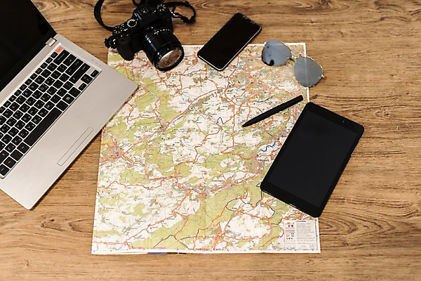 포토 JPG 여행 지도 실내 사람없음 노트북 스마트폰 태블릿 선글라스 펜 카메라 마루 오브젝트 준비물 국내포토 안경 바닥 내부 전자제품 핸드폰 스마트기기 필기구 파일형식