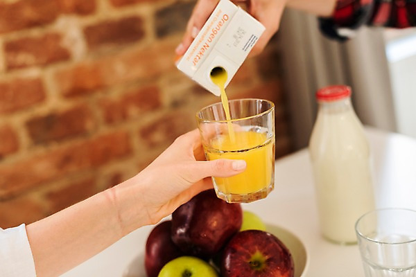 포토 JPG 서양인 손 커플 여자 남자 여행 탁자 숙소 잔 한손 실내 들기 사람 근접촬영 20대 성인 두명 아웃포커스 신체부위 우유 붓기 아침식사 사과 오렌지주스 배낭여행 프라하 성인만 국내포토 외국인 식기 뷰포인트 가구 과일 관계 모션 유제품 촬영기법 청년 내부 식사 과일주스 체코 파일형식