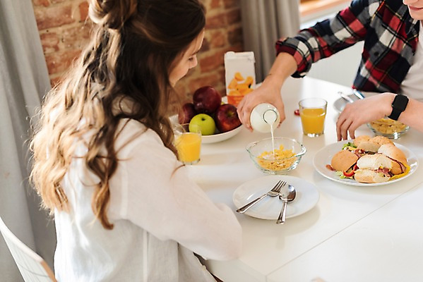 포토 JPG 서양인 커플 여자 남자 여행 탁자 숙소 실내 샌드위치 사람 상반신 20대 성인 두명 옆모습 식사 우유 커튼 붓기 아침식사 사과 오렌지주스 시리얼 배낭여행 마주앉기 프라하 성인만 국내포토 외국인 음식 뷰포인트 가구 과일 관계 모션 유제품 앉기 청년 내부 과일주스 체코 파일형식