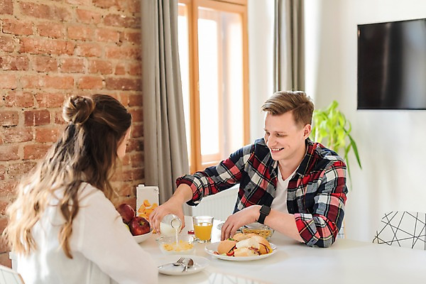 포토 JPG 서양인 커플 여자 남자 여행 의자 탁자 숙소 실내 샌드위치 대화 미소 사람 상반신 20대 성인 두명 옆모습 텔레비전 식사 우유 커튼 붓기 아침식사 사과 오렌지주스 시리얼 창가 즐거움 배낭여행 마주앉기 프라하 성인만 국내포토 외국인 감정 음식 뷰포인트 가구 과일 창문 관계 모션 유제품 표정 말하기 앉기 청년 내부 전자제품 과일주스 체코 파일형식