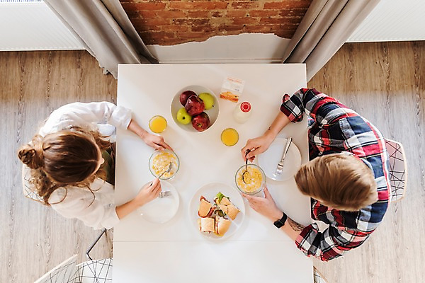 포토 JPG 서양인 접시 커플 여자 남자 여행 포크 의자 탁자 숙소 실내 사람 앉기 상반신 20대 성인 두명 하이앵글 우유 커튼 아침식사 사과 오렌지주스 시리얼 배낭여행 마주앉기 프라하 성인만 국내포토 외국인 식기 음식 뷰포인트 가구 과일 관계 모션 유제품 청년 내부 식사 과일주스 체코 파일형식