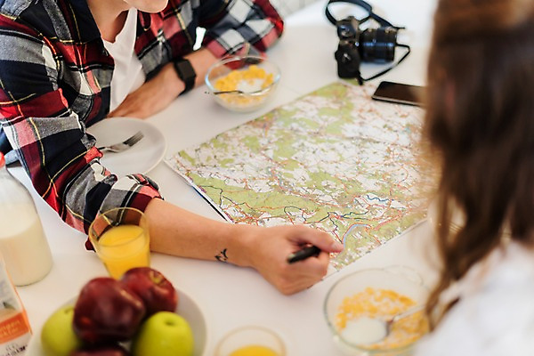 포토 JPG 서양인 커플 응시 여자 남자 여행 지도 숙소 실내 사람 상반신 20대 성인 두명 옆모습 뒷모습 아웃포커스 스마트폰 펜 카메라 우유 잡기 아침식사 계획 사과 오렌지주스 시리얼 배낭여행 프라하 여행준비 성인만 국내포토 외국인 시선 음식 뷰포인트 컨셉 과일 관계 모션 유제품 촬영기법 청년 내부 전자제품 핸드폰 스마트기기 필기구 식사 과일주스 준비 체코 파일형식