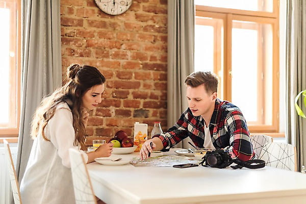 포토 JPG 서양인 접시 커플 응시 여자 남자 여행 포크 지도 의자 탁자 숙소 실내 들기 사람 앉기 상반신 20대 성인 두명 옆모습 스마트폰 펜 카메라 커튼 아침식사 계획 오렌지주스 창가 벽시계 배낭여행 마주앉기 프라하 여행준비 성인만 국내포토 외국인 식기 시선 뷰포인트 시계 가구 컨셉 창문 관계 모션 청년 내부 전자제품 핸드폰 스마트기기 필기구 식사 과일주스 준비 체코 파일형식