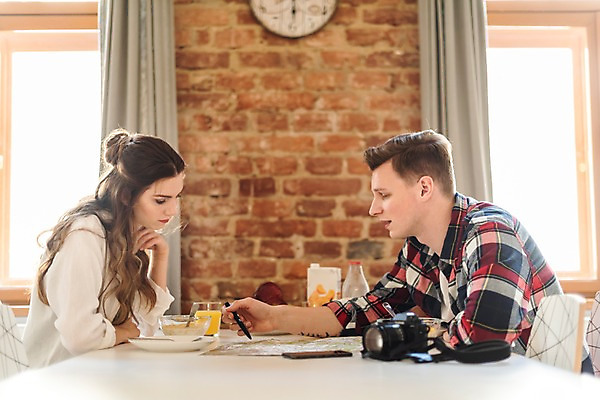 포토 JPG 서양인 접시 커플 응시 여자 남자 여행 포크 지도 의자 창문 숙소 실내 대화 사람 상반신 20대 성인 두명 옆모습 스마트폰 펜 카메라 가리킴 커튼 아침식사 계획 오렌지주스 시리얼 벽시계 배낭여행 마주앉기 프라하 여행준비 성인만 국내포토 외국인 식기 시선 음식 뷰포인트 시계 가구 컨셉 관계 말하기 앉기 손짓 청년 내부 전자제품 핸드폰 스마트기기 필기구 식사 과일주스 준비 체코 파일형식