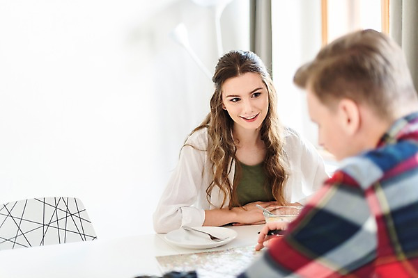 포토 JPG 서양인 접시 커플 응시 여자 남자 여행 포크 지도 의자 숙소 전등 실내 대화 미소 사람 앉기 상반신 20대 성인 두명 앞모습 뒷모습 아침식사 시리얼 창가 배낭여행 마주앉기 프라하 여행준비 성인만 국내포토 외국인 식기 시선 음식 뷰포인트 가구 창문 관계 모션 조명 표정 말하기 청년 내부 식사 준비 체코 파일형식