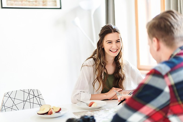 포토 JPG 서양인 커플 응시 여자 남자 여행 액자 지도 탁자 숙소 실내 대화 미소 사람 상반신 20대 성인 두명 앞모습 뒷모습 펜 가리킴 아침식사 사과 시리얼 창가 배낭여행 마주앉기 프라하 여행준비 성인만 국내포토 외국인 시선 음식 뷰포인트 가구 과일 창문 관계 표정 말하기 앉기 손짓 청년 내부 필기구 식사 준비 체코 파일형식