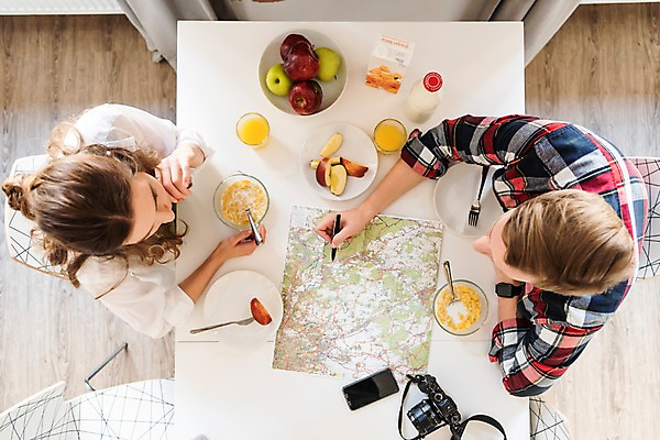 포토 JPG 서양인 커플 응시 여자 남자 여행 지도 의자 탁자 숙소 실내 사람 앉기 상반신 20대 성인 두명 스마트폰 하이앵글 펜 카메라 우유 가리킴 아침식사 계획 사과 오렌지주스 시리얼 배낭여행 마주앉기 프라하 여행준비 성인만 국내포토 외국인 시선 음식 뷰포인트 가구 컨셉 과일 관계 모션 유제품 손짓 청년 내부 전자제품 핸드폰 스마트기기 필기구 식사 과일주스 준비 체코 파일형식