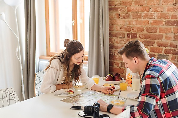 포토 JPG 서양인 커플 응시 여자 남자 여행 지도 의자 탁자 숙소 전등 실내 사람 앉기 상반신 20대 성인 두명 옆모습 스마트폰 펜 카메라 우유 가리킴 커튼 아침식사 계획 사과 오렌지주스 시리얼 배낭여행 프라하 여행준비 성인만 국내포토 외국인 시선 음식 뷰포인트 가구 컨셉 과일 관계 모션 조명 유제품 손짓 청년 내부 전자제품 핸드폰 스마트기기 필기구 식사 과일주스 준비 체코 파일형식
