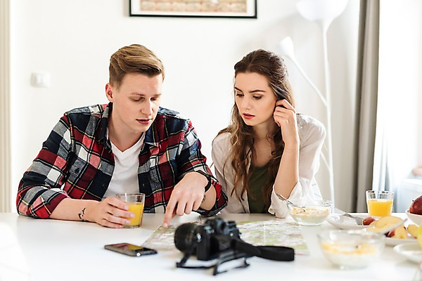포토 JPG 서양인 커플 응시 여자 남자 여행 액자 지도 탁자 숙소 전등 실내 사람 앉기 상반신 20대 성인 두명 앞모습 아웃포커스 스마트폰 카메라 가리킴 아침식사 계획 사과 오렌지주스 시리얼 창가 배낭여행 프라하 여행준비 성인만 국내포토 외국인 시선 음식 뷰포인트 가구 컨셉 과일 창문 관계 모션 조명 촬영기법 손짓 청년 내부 전자제품 핸드폰 스마트기기 식사 과일주스 준비 체코 파일형식