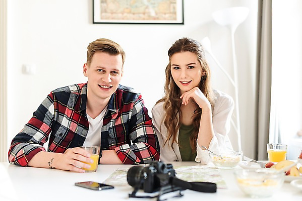 포토 JPG 서양인 커플 응시 여자 남자 여행 액자 지도 의자 과일 탁자 숙소 전등 실내 미소 사람 앉기 상반신 20대 성인 두명 앞모습 아웃포커스 컵 스마트폰 카메라 잡기 아침식사 계획 오렌지주스 시리얼 배낭여행 프라하 여행준비 성인만 국내포토 외국인 식기 시선 음식 뷰포인트 가구 컨셉 관계 모션 조명 촬영기법 표정 청년 내부 전자제품 핸드폰 스마트기기 식사 과일주스 준비 체코 파일형식