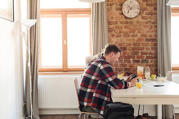 포토 JPG 주간 서양인 커플 응시 여자 남자 여행 액자 의자 창문 탁자 숙소 전등 실내 대화 미소 사람 앉기 상반신 20대 성인 두명 옆모습 카메라 우유 커튼 아침식사 사과 오렌지주스 시리얼 벽시계 배낭여행 프라하 여행준비 성인만 국내포토 자연요소 외국인 시선 음식 뷰포인트 시계 가구 과일 관계 모션 조명 유제품 표정 말하기 청년 내부 전자제품 식사 과일주스 준비 체코 파일형식