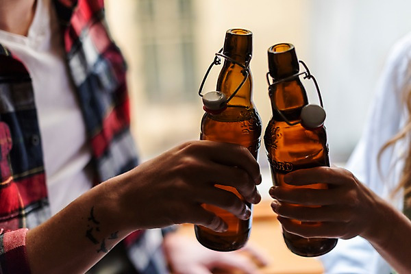 포토 JPG 서양인 손 커플 여자 남자 여행 숙소 병맥주 실내 사람 근접촬영 상반신 20대 성인 두명 옆모습 아웃포커스 신체부위 배낭여행 건배 프라하 성인만 국내포토 외국인 뷰포인트 관계 맥주 촬영기법 청년 내부 체코 파일형식