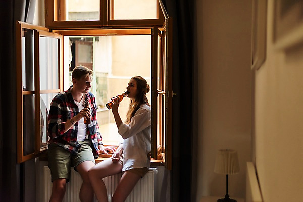 포토 JPG 서양인 커플 응시 여자 남자 여행 창문 숙소 전등 병맥주 실내 사람 상반신 20대 성인 두명 옆모습 아웃포커스 마시기 오픈 창가 배낭여행 프라하 걸터앉기 성인만 국내포토 외국인 시선 뷰포인트 관계 모션 조명 맥주 촬영기법 앉기 청년 내부 체코 파일형식