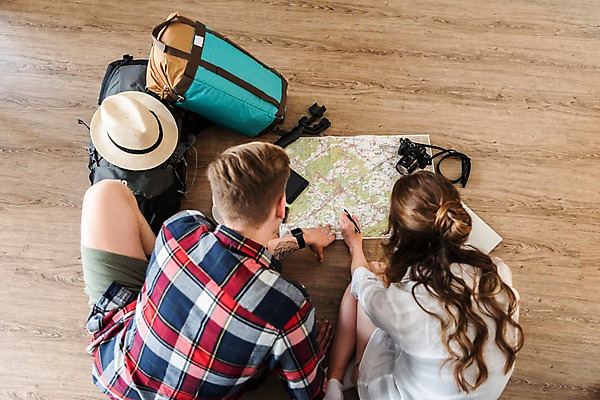 포토 JPG 전신 서양인 커플 응시 여자 남자 여행 지도 배낭 숙소 실내 사람 앉기 20대 성인 두명 뒷모습 하이앵글 태블릿 펜 카메라 가리킴 마루 계획 배낭여행 프라하 셀카봉 여행준비 챙모자 성인만 국내포토 외국인 모자_잡화 시선 뷰포인트 컨셉 가방 관계 모션 바닥 손짓 청년 내부 전자제품 스마트기기 필기구 준비 체코 파일형식