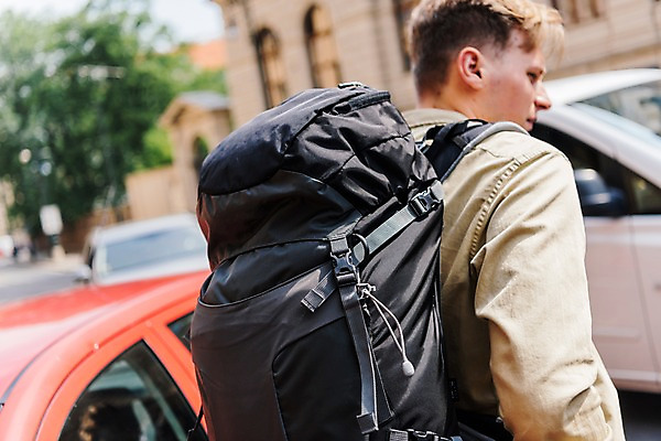 포토 JPG 주간 서양인 남자 여행 배낭 자동차 거리 한명 사람 상반신 20대 성인 야외 건물 뒷모습 맑음 도시 배낭여행 프라하 성인남자한명만 국내포토 자연요소 외국인 1 건축물 육상교통 뷰포인트 가방 날씨 청년 체코 남자한명만 성인남자만 파일형식