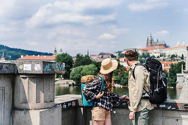 포토 JPG 주간 서양인 나무 커플 응시 여자 남자 여행 배낭 난간 거리 서기 사람 상반신 20대 성인 야외 두명 옆모습 아웃포커스 강 도시풍경 맑음 도시 구경 배낭여행 프라하 챙모자 가교 성인만 국내포토 자연요소 외국인 식물 모자_잡화 건축물 시선 뷰포인트 가방 관계 모션 날씨 촬영기법 풍경 청년 체코 파일형식