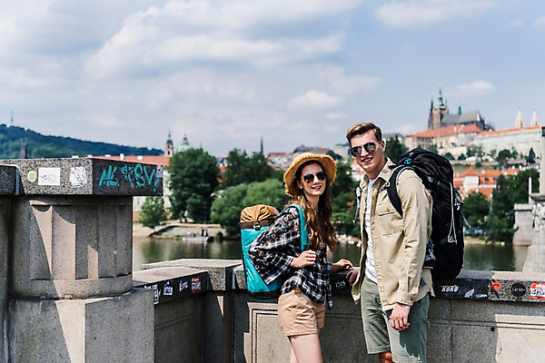 포토 JPG 주간 서양인 나무 커플 응시 여자 남자 여행 배낭 난간 거리 서기 미소 사람 상반신 20대 성인 야외 두명 옆모습 아웃포커스 강 도시풍경 선글라스 맑음 기댐 도시 성 배낭여행 프라하 챙모자 가교 성인만 국내포토 자연요소 외국인 식물 모자_잡화 건축물 시선 안경 뷰포인트 가방 관계 모션 날씨 촬영기법 표정 풍경 청년 체코 파일형식