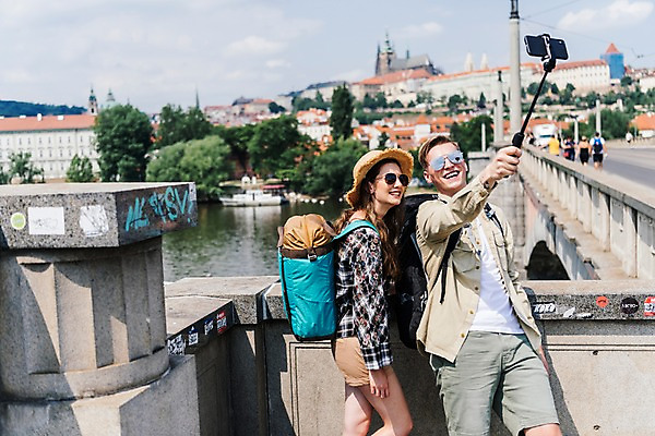 포토 JPG 주간 서양인 나무 커플 응시 여자 남자 여행 배낭 거리 서기 미소 들기 사람 상반신 20대 성인 야외 두명 앞모습 옆모습 강 도시풍경 선글라스 맑음 도시 셀프카메라 즐거움 배낭여행 프라하 셀카봉 챙모자 가교 성인만 국내포토 자연요소 외국인 식물 모자_잡화 건축물 시선 감정 안경 뷰포인트 가방 관계 모션 날씨 표정 풍경 청년 사진촬영 체코 파일형식
