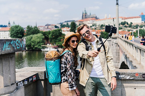 포토 JPG 주간 서양인 나무 커플 응시 여자 남자 여행 배낭 거리 서기 미소 들기 사람 상반신 20대 성인 야외 두명 앞모습 옆모습 아웃포커스 강 도시풍경 선글라스 맑음 도시 셀프카메라 즐거움 배낭여행 프라하 셀카봉 챙모자 가교 성인만 국내포토 자연요소 외국인 식물 모자_잡화 건축물 시선 감정 안경 뷰포인트 가방 관계 모션 날씨 촬영기법 표정 풍경 청년 사진촬영 체코 파일형식