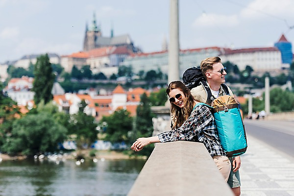 포토 JPG 주간 서양인 나무 커플 응시 여자 남자 여행 배낭 난간 거리 서기 미소 사람 상반신 20대 성인 야외 두명 앞모습 옆모습 아웃포커스 강 도시풍경 선글라스 맑음 기댐 도시 성 배낭여행 프라하 가교 성인만 국내포토 자연요소 외국인 식물 건축물 시선 안경 뷰포인트 가방 관계 모션 날씨 촬영기법 표정 풍경 청년 체코 파일형식
