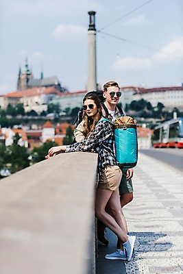 포토 JPG 주간 전신 서양인 커플 응시 여자 남자 여행 배낭 난간 거리 버스 서기 미소 사람 20대 성인 야외 두명 앞모습 옆모습 아웃포커스 도시풍경 선글라스 맑음 기댐 다리 도시 배낭여행 프라하 가교 성인만 국내포토 자연요소 외국인 건축물 시선 안경 육상교통 뷰포인트 가방 관계 모션 날씨 대중교통 촬영기법 표정 풍경 청년 신체부위 체코 파일형식
