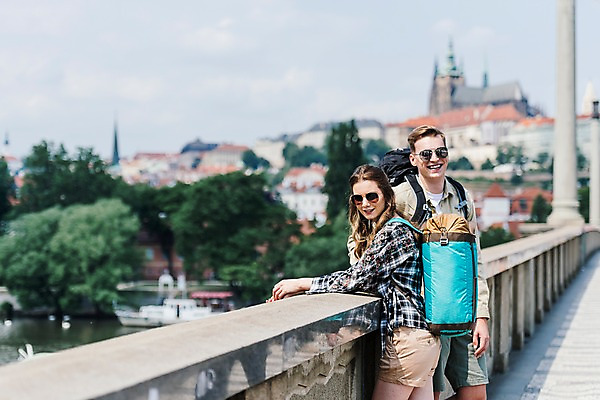 포토 JPG 주간 서양인 나무 커플 응시 여자 남자 여행 배낭 난간 거리 서기 미소 사람 상반신 20대 성인 야외 두명 앞모습 옆모습 아웃포커스 강 도시풍경 선글라스 맑음 기댐 도시 성 유람선 배낭여행 프라하 가교 성인만 국내포토 자연요소 외국인 식물 건축물 시선 안경 뷰포인트 배_교통 가방 관계 모션 날씨 촬영기법 표정 풍경 청년 체코 파일형식