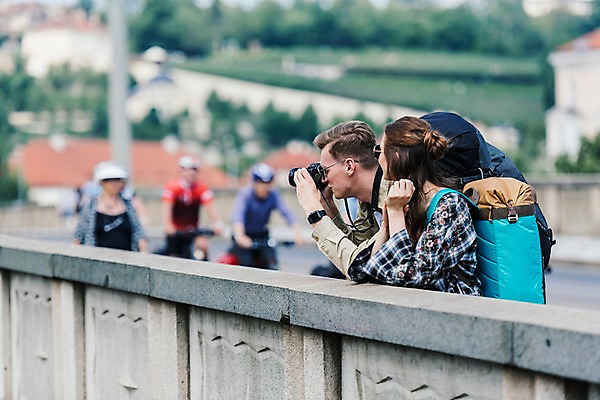 포토 JPG 주간 서양인 커플 응시 여자 남자 여행 배낭 난간 거리 서기 사람 풍경 여러명 상반신 20대 성인 야외 앞모습 옆모습 아웃포커스 여행객 걷기 카메라 맑음 자전거 사진촬영 기댐 도시 구경 배낭여행 프라하 가교 국내포토 자연요소 외국인 건축물 시선 뷰포인트 다수 가방 관계 모션 날씨 촬영기법 청년 전자제품 바이크 촬영 체코 파일형식