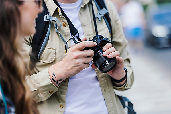 포토 JPG 주간 서양인 커플 응시 여자 남자 여행 거리 미소 사람 근접촬영 상반신 20대 성인 야외 두명 앞모습 옆모습 아웃포커스 신체부위 카메라 맑음 만지기 양손 잡기 도시 배낭여행 프라하 성인만 국내포토 자연요소 외국인 손 시선 뷰포인트 관계 모션 날씨 촬영기법 표정 청년 전자제품 체코 파일형식