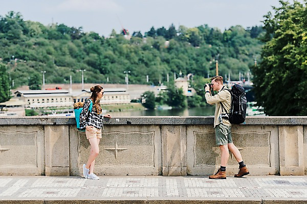 포토 JPG 주간 전신 서양인 나무 커플 응시 여자 남자 여행 배낭 난간 거리 서기 사람 20대 성인 야외 두명 옆모습 아웃포커스 강 마주보기 카메라 맑음 사진촬영 기댐 도시 배낭여행 프라하 가교 성인만 국내포토 자연요소 외국인 식물 건축물 시선 뷰포인트 가방 관계 모션 날씨 촬영기법 청년 전자제품 촬영 체코 파일형식