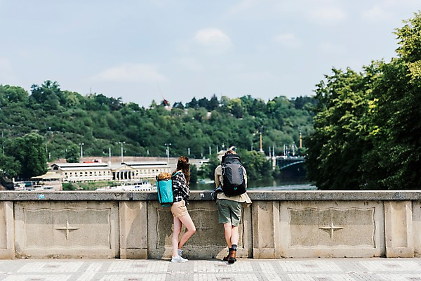 포토 JPG 주간 전신 서양인 나무 커플 응시 여자 남자 여행 배낭 난간 하늘 거리 서기 사람 풍경 20대 성인 야외 두명 옆모습 뒷모습 강 맑음 기댐 도시 구경 배낭여행 프라하 가교 성인만 국내포토 자연요소 외국인 식물 건축물 시선 뷰포인트 가방 관계 모션 날씨 청년 체코 파일형식