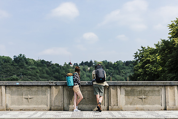 포토 JPG 주간 전신 서양인 나무 커플 응시 여자 남자 여행 배낭 난간 하늘 거리 서기 사람 풍경 20대 성인 야외 두명 옆모습 뒷모습 맑음 기댐 도시 구경 배낭여행 프라하 성인만 국내포토 자연요소 외국인 식물 시선 뷰포인트 가방 관계 모션 날씨 청년 체코 파일형식