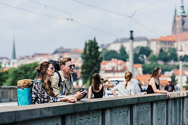 포토 JPG 주간 서양인 커플 응시 여자 남자 여행 배낭 난간 자동차 거리 서기 사람 여러명 상반신 20대 성인 야외 옆모습 뒷모습 아웃포커스 도시풍경 선글라스 여행객 카메라 맑음 기댐 도시 배낭여행 프라하 전선줄 가교 성인만 국내포토 자연요소 외국인 건축물 시선 안경 육상교통 뷰포인트 다수 가방 관계 모션 날씨 촬영기법 풍경 청년 전자제품 전선 체코 파일형식